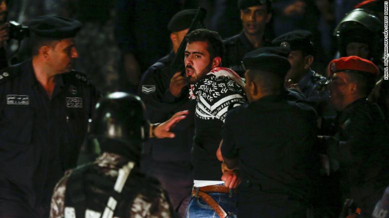 Agentes de policía detienen a manifestantes en Jordania el 2 de junio. (Crédito: KHALIL MAZRAAWI/AFP/Getty Images)