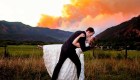 Fotos de boda frente a un incendio forestal
