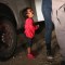 Niña de dos años llora cuando agentes de inmigración detienen a su madre al cruzar a Estados Unidos. (Crédito: John Moore/Getty Images)