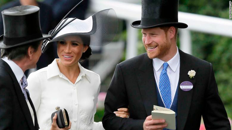 Enrique y Meghan, que se casaron hace un mes en el castillo de Windsor, estuvieron muy sonrientes cuando llegaron a la carrera.