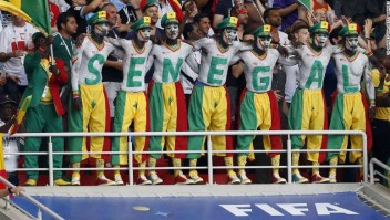 Fanáticos de Senegal durante su victoria 2-1 sobre Polonia el martes. (Crédito: Getty Images)