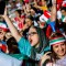 Fanáticas iraníes felices por presenciar un juego en estadio de fútbol