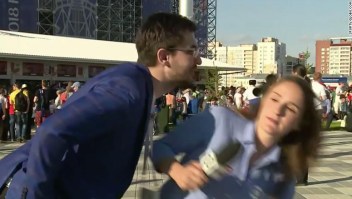 Júlia Guimarães estaba reportando desde Ekaterimburgo el domingo cuando un hombre se inclinó para besarla en la mejilla mientras hablaba a la cámara.