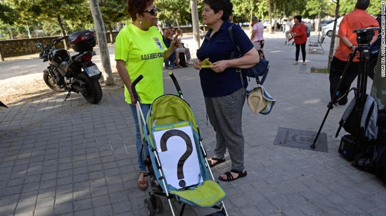 Una de las manifestantes, con un carrito de bebé.