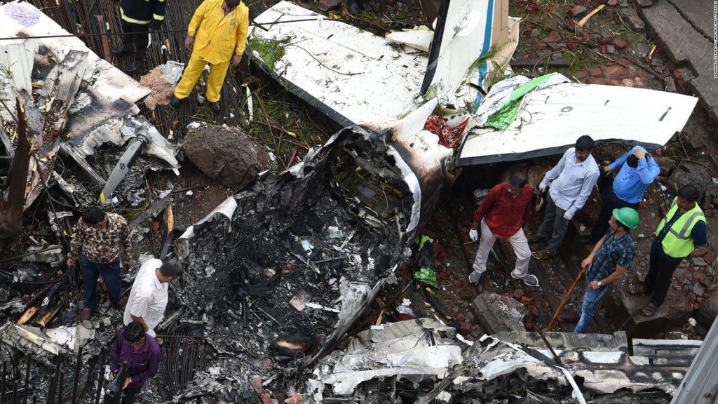 Aeronave se accidenta en zona residencial de Mumbai