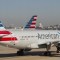 Avión de American, una de las aerolíneas cuyo gerente ha dado a entender que los precios de los boletos aéreos subirán pronto.