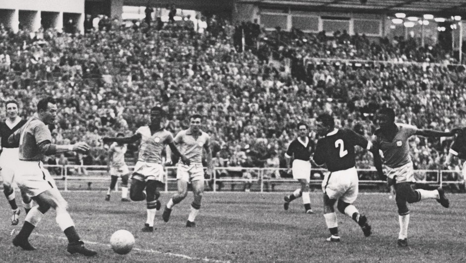 En 1958 el Mundial de Fútbol fue en Suecia. En esa ocasión ganó Brasil, equipo en el que jugó un joven Pelé, que tenía 17 años. (Crédito: STAFF/AFP/Getty Images)