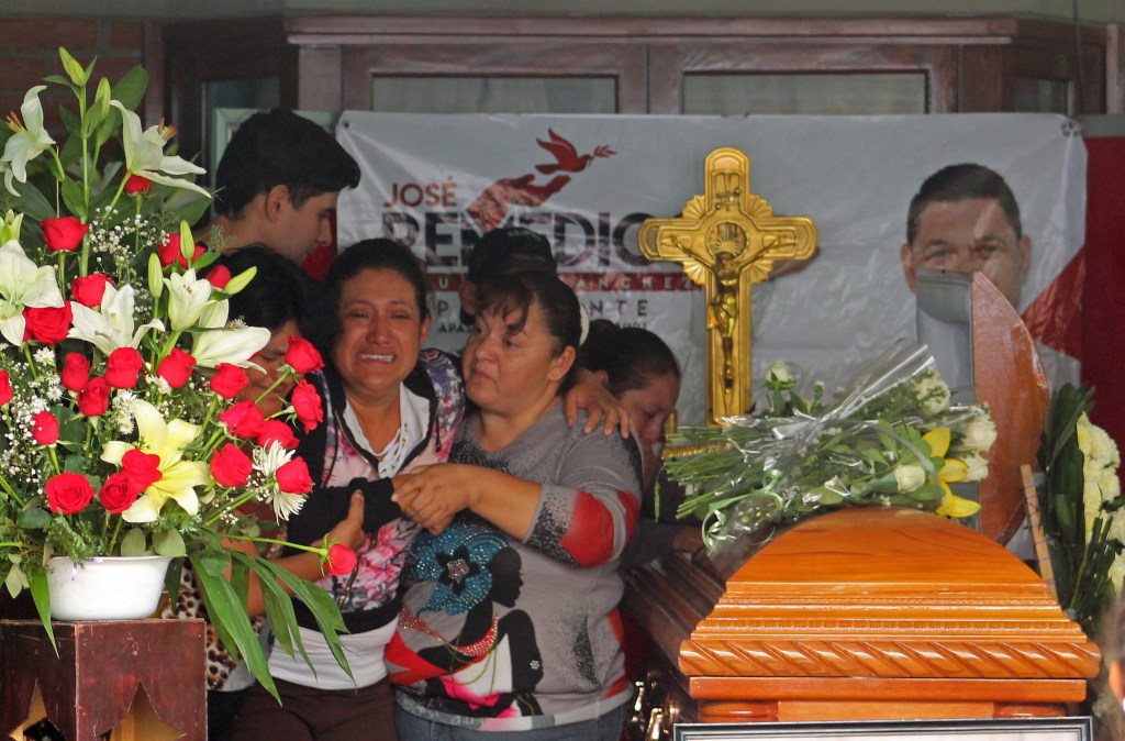 Funeral de Jose Remedios Aguirre, candidato de Morena asesinado a mediados de mayo. (Crédito: GUSTAVO BECERRA/AFP/Getty Images)