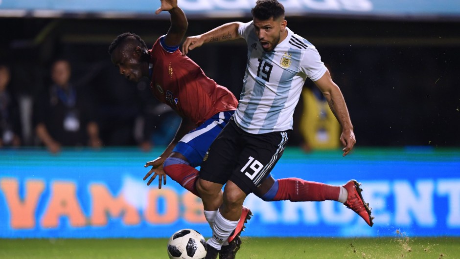 Sergio Agüero representa a Argentina y es uno de los 16 futbolistas del Manchester City que disputarán el Mundiial de Rusia 2018. En la imagen, en un partido amistoso contra Haití. (Crédito: EITAN ABRAMOVICH/AFP/Getty Images)