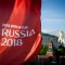 Bandera del Mundial de Rusia frente al Kremlin, en Moscú. El 30 de mayo de 2018. (Crédito: ANTONOV/AFP/Getty Images)