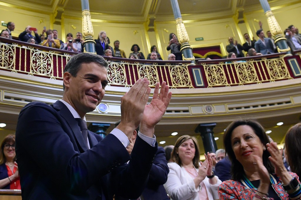 Alegría de Pedro Sánchez tras ser nombrado presidente del Gobierno en España. (Crédito: PIERRE-PHILIPPE MARCOU/AFP/Getty Images)