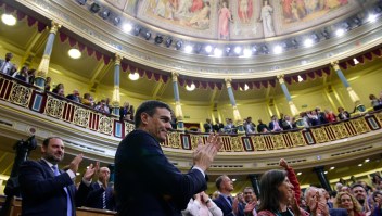 Pedro Sánchez recibe el aplauso del Congreso de los Diputados de España tras ganar la moción de censura contra Mariano Rajoy y convertirse en presidente del Gobierno el 1 de junio de 2018. (Crédito: PIERRE-PHILIPPE MARCOU/AFP/Getty Images)