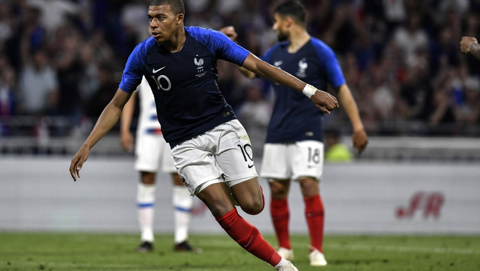 Kylian MBappe es uno de los 12 internacionales del Paris Saint-Germain. En la imagen, celebrando un gol en un partido amistoso contra Estados Unidos. (Crédito: JEFF PACHOUD/AFP/Getty Images)
