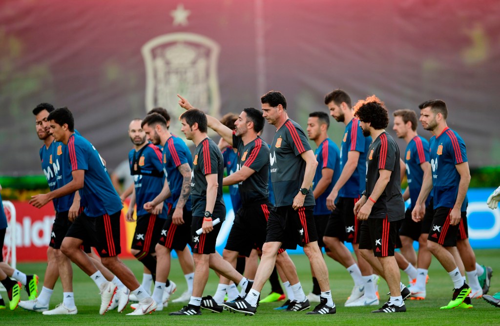 Fernando Hierro en su primer entrenamiento como técnico de la Selección Española de Fútbol este 13 de junio. (Crédito: PIERRE-PHILIPPE MARCOU/AFP/Getty Images)