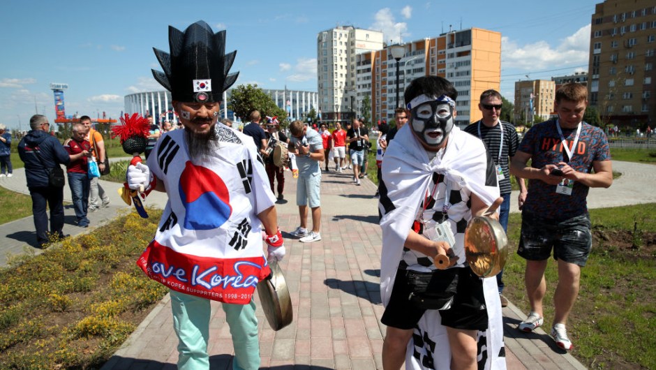 NIZHNIY NOVGOROD, RUSSIA - JUNE 18: Korea Republic fans enjoy the pre match atmosphere during the 2018 FIFA World Cup Russia group F match between Sweden and Korea Republic at Nizhniy Novgorod Stadium on June 18, 2018 in Nizhniy Novgorod, Russia. (Photo by Clive Brunskill/Getty Images)