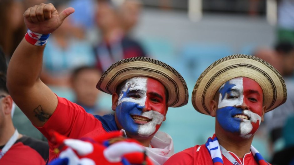 Aficionados de Panamá aplauden antes del partido de fútbol del Grupo G de la Copa Mundial Rusia 2018 entre Bélgica y Panamá en el Estadio Fisht de Sochi el 18 de junio de 2018. Crédito: Nelson Almeida / AFP