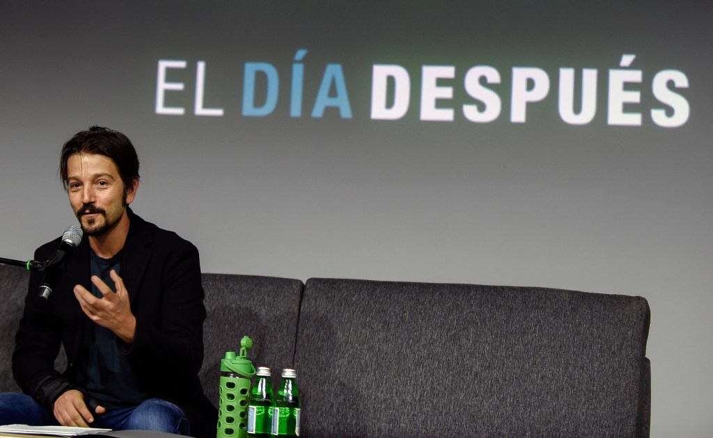 El actor mexicano Diego Luna habla en la presentación del proyecto 'El Día Después', que aglutina a varias personalidades del país ante las elecciones en México. (Crédito: ALFREDO ESTRELLA/AFP/Getty Images)