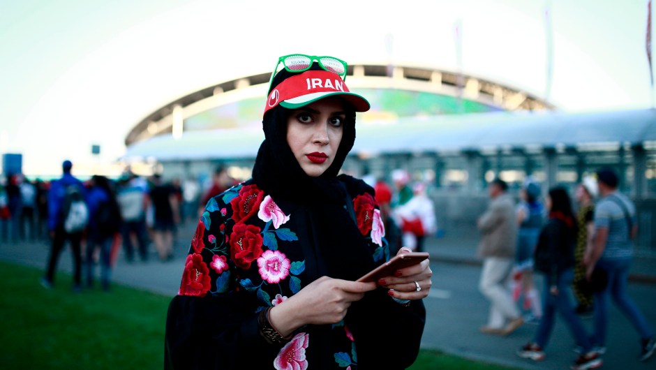 Una fan de Irán a las puertas del estadio en el que su selección se enfrenta con España. (Crédito: BENJAMIN CREMEL/AFP/Getty Images)