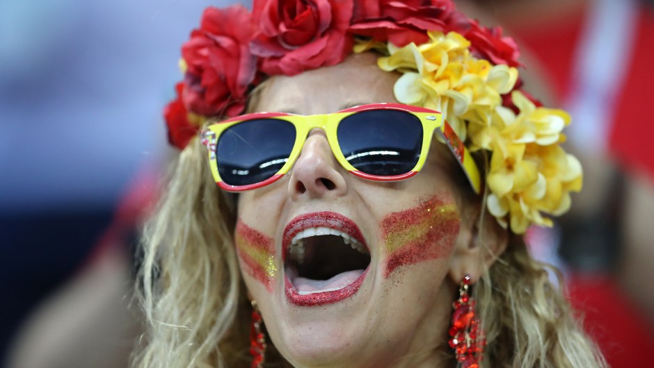 Una mujer apoya a España minutos antes del partido ante Irán. (Crédito: Richard Heathcote/Getty Images)