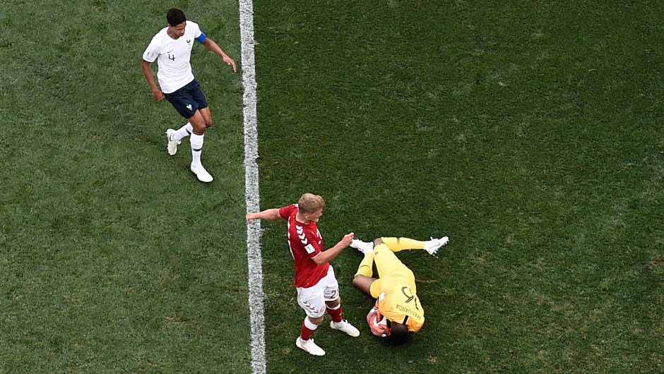 El arquero de Francia, Steve Mandanda, salva el balón en el partido contra Dinamarca. (Crédito: AFP/Getty Images)