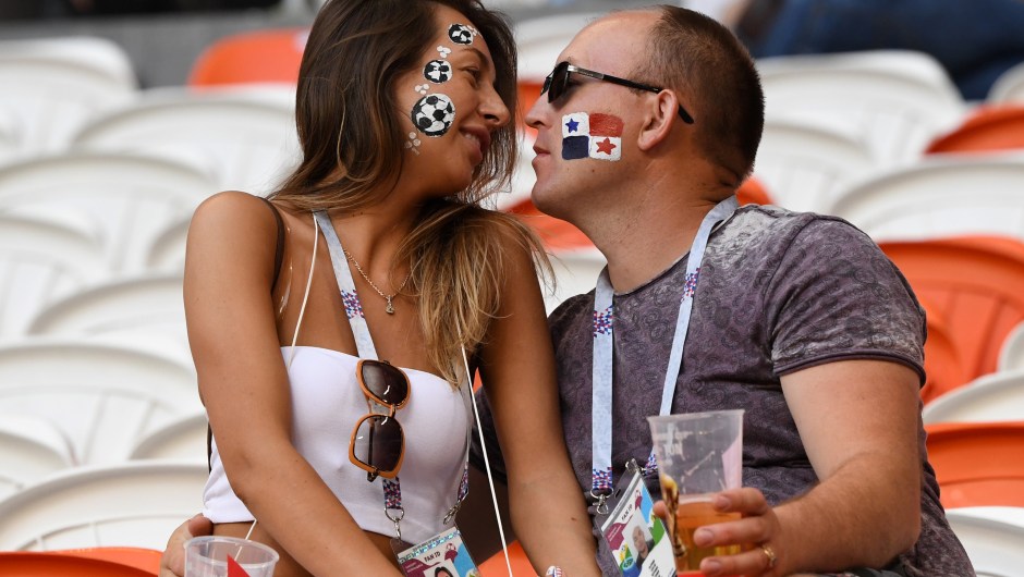 Una pareja se besa antes del partido entre Panamá y Túnez. (Crédito: JUAN BARRETO/AFP/Getty Images)