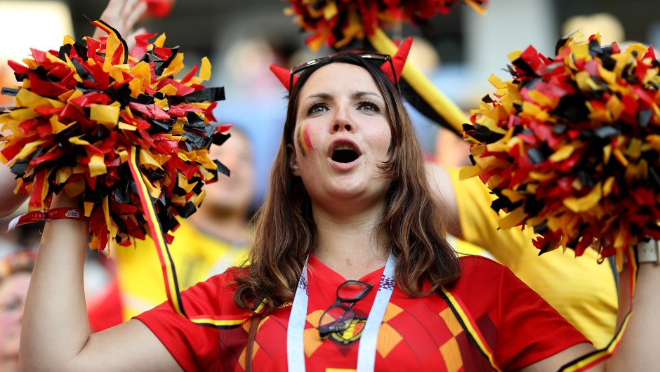 Una fanática de Bélgica disfruta del ambiente previo al partido contra Inglaterra. (Crédito: Ryan Pierse/Getty Images)