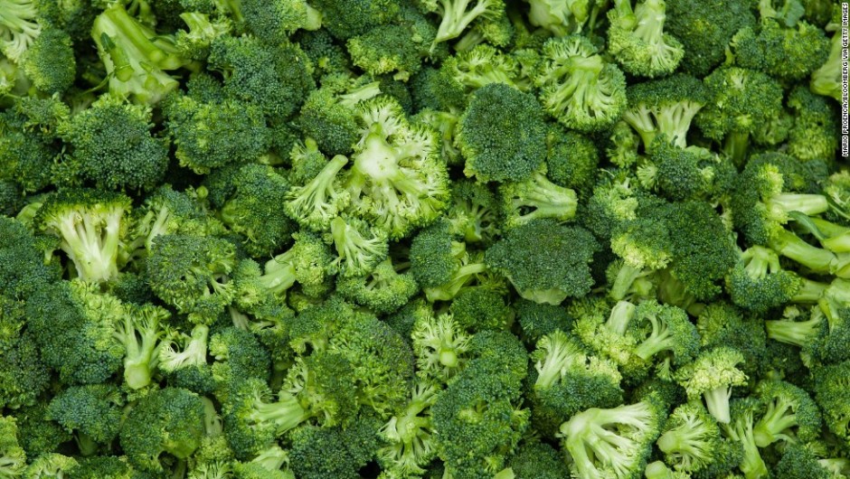 Brócoli: contiene un 90,7% de agua. Como su prima la coliflor, funciona muy bien en ensaladas, aunque su perfil nutricional (fibra, potasio, vitaminas A y C) lo hacen mejor.