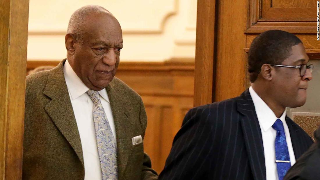 Bill Cosby abandona el juzgado en una vista en marzo de 2018. (Crédito: DAVID MAIALETTI/AFP/Getty Images)
