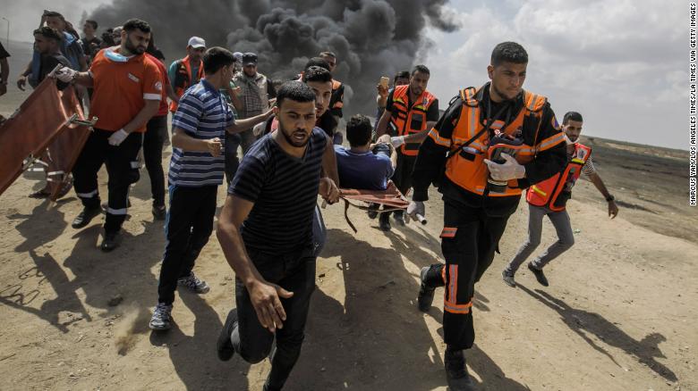 Las unidades médicas se llevan a un palestino herido durante una protesta en la valla de Gaza el 14 de mayo (Crédito: Marcus Yam / Los Angeles Times)