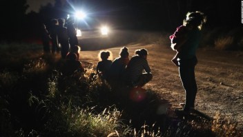 Agentes descubren a inmigrantes entrando ilegalmente en Estados Unidos en junio de 2018.