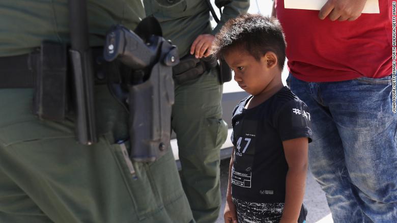 Un niño y un padre hondureños que buscan asilo en EE. UU. fueron detenidos por la Patrulla Fronteriza de EE. UU. en junio.