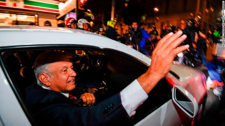 Andrés Manuel López Obrador saluda a sus seguidores después de su aplastante victoria.