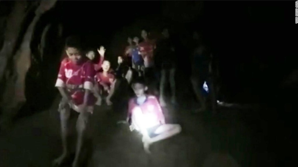 Momento en que rescatistas hallan a niños en cueva en Tailandia