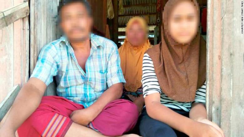 Una fotografía proporcionada por el New Strait Times en Malasia muestra al hombre, a su segunda esposa en el centro y a la niña de 11 años, a la derecha.