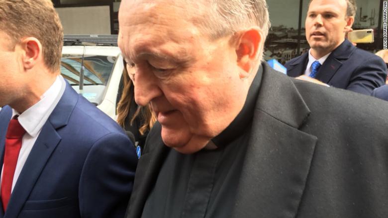 El arzobispo de Adelaida, Philip Wilson, deja el tribunal el 3 de julio de 2018 después de haber sido condenado a seis meses de detención domiciliaria por encubrir el abuso sexual de menores.