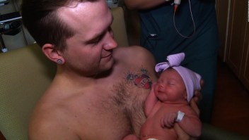 Padre "amamanta" a su hija recién nacida