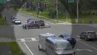 Video: una mujer que cae de un vehículo en movimiento