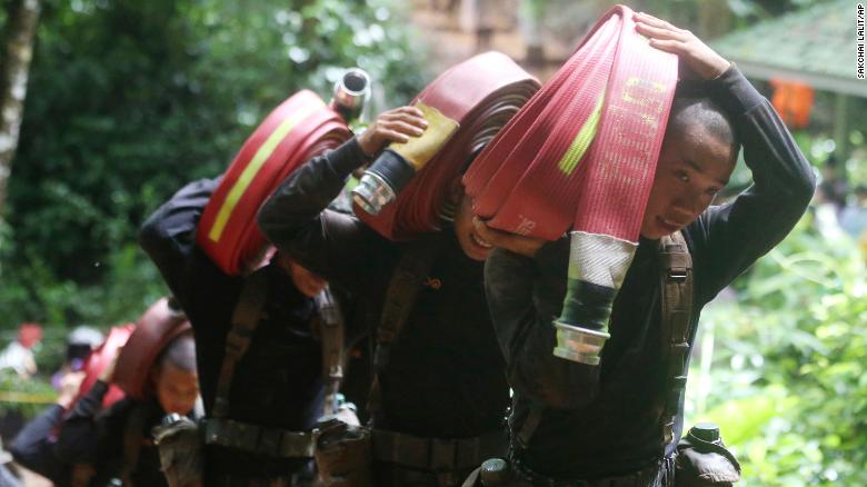 Los soldados tailandeses llevan mangueras y bombas de agua adicionales durante la búsqueda del equipo de fútbol.