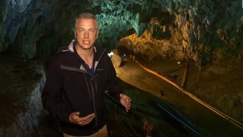 Reportero de CNN entra a la cueva en Tailandia