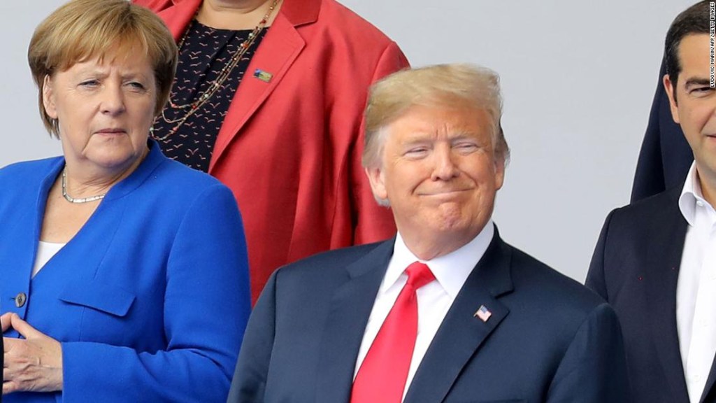 Trump junto a Angela Merkel, canciller de Alemania, durante la cumbre de la OTAN en Bruselas la semana pasada.