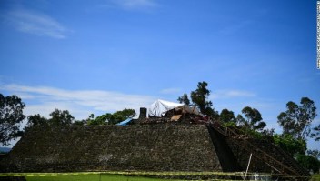 Un equipo trabaja en la parte superior de la pirámide de Teopanzolco en el estado de Morelos, México, el miércoles. El daño causado por un terremoto de 2017 reveló una subestructura dentro de la pirámide.