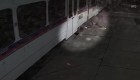 Video muestra cómo un hombre es arrastrado por un tren