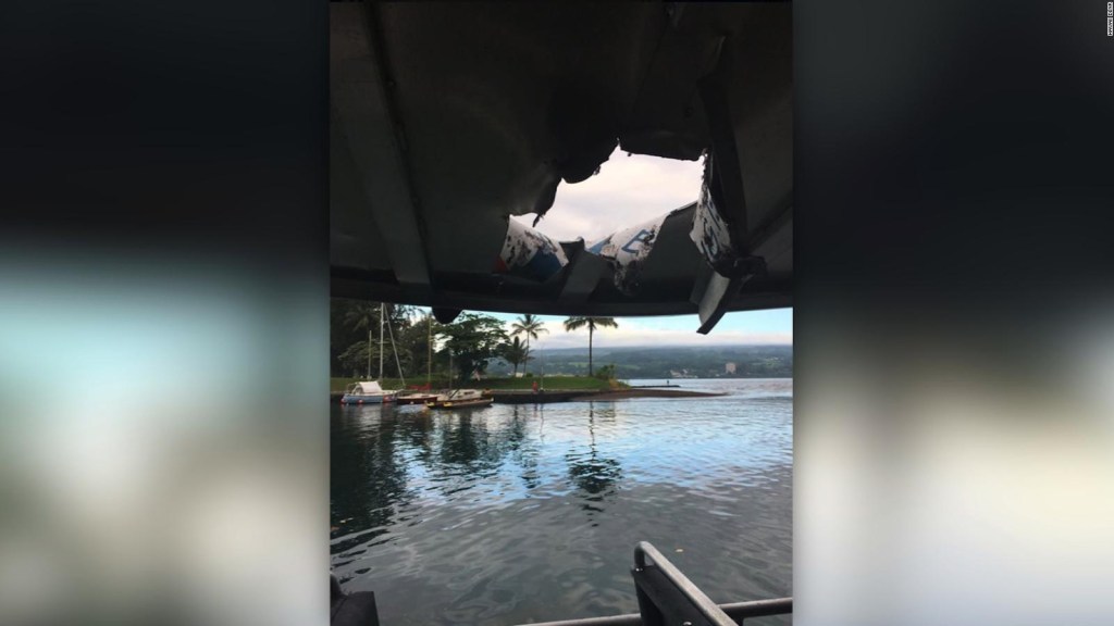 Bomba de lava cae en barco de turistas en Hawai
