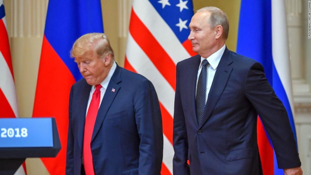 El presidente de Rusia, Vladimir Putin, junto al presidente de Estados Unidos, Donald Trump, a su llegada a la conferencia de prensa tras su cumbre en Helsinki el 16 de julio de 2018. (Crédito: YURI KADOBNOV/AFP/Getty Images)