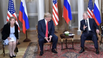 Marina Gross junto a Donald Trump en su reunión con Vladimir Putin en Helsinki, Finlandia.
