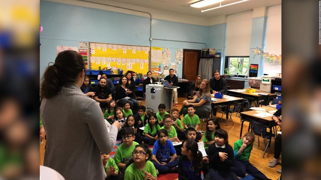 Maestra de escuela en Chicago despierta solidaridad