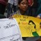Estudiantes indios sostienen carteles y toallas sanitarias durante una protesta por impuestos en Kolkata en junio de 2017.