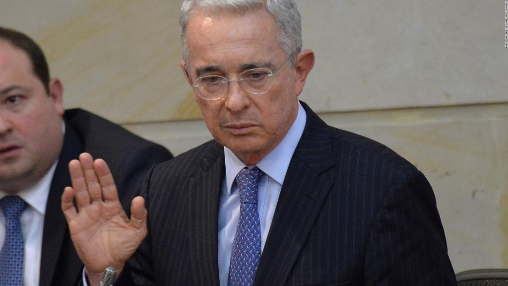 Álvaro Uribe anuncia su renuncia al Senado en Twitter