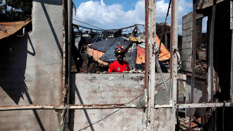 Un miembro de un equipo de rescate busca en una casa quemada en Mati el miércoles. (Crédito: AP Photo/Thanassis Stavrakis)