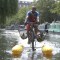 El ciclista flotante que recoge plástico del río